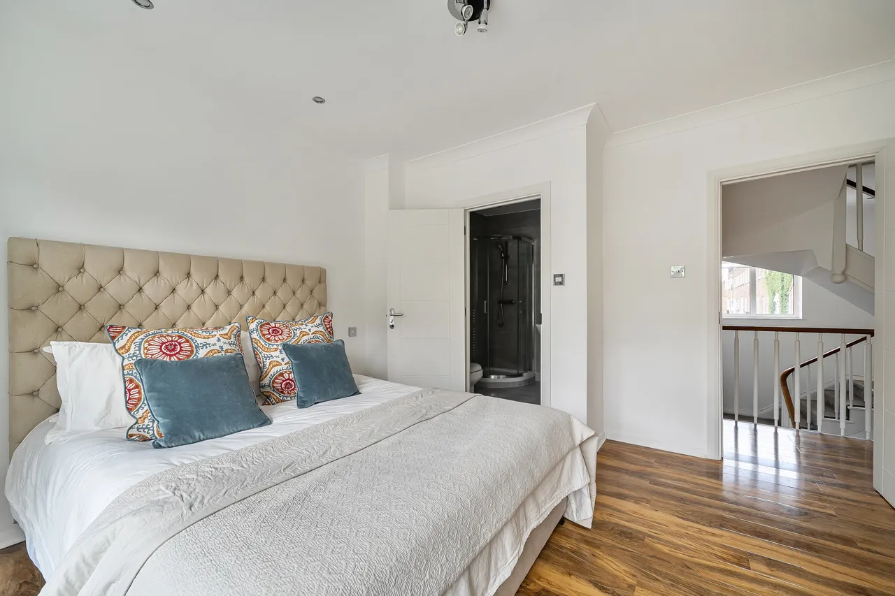 17 Middle Field, London, photo 5