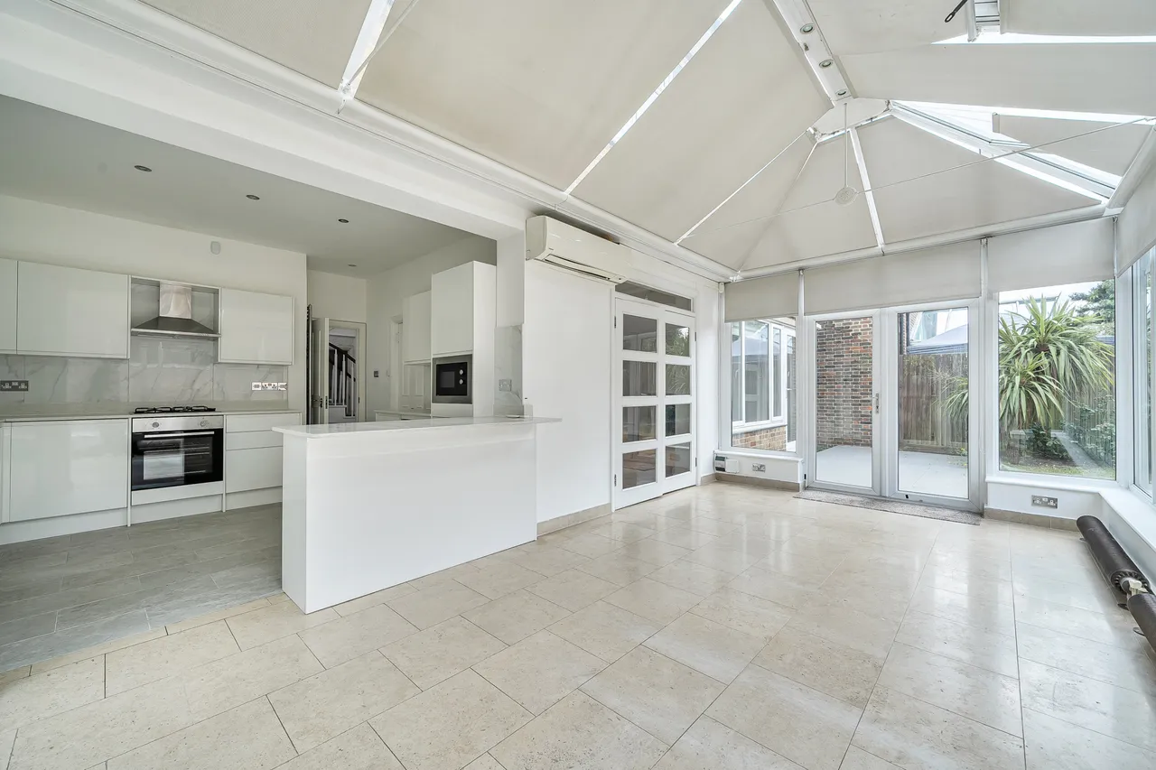17 Middle Field, London, photo 4