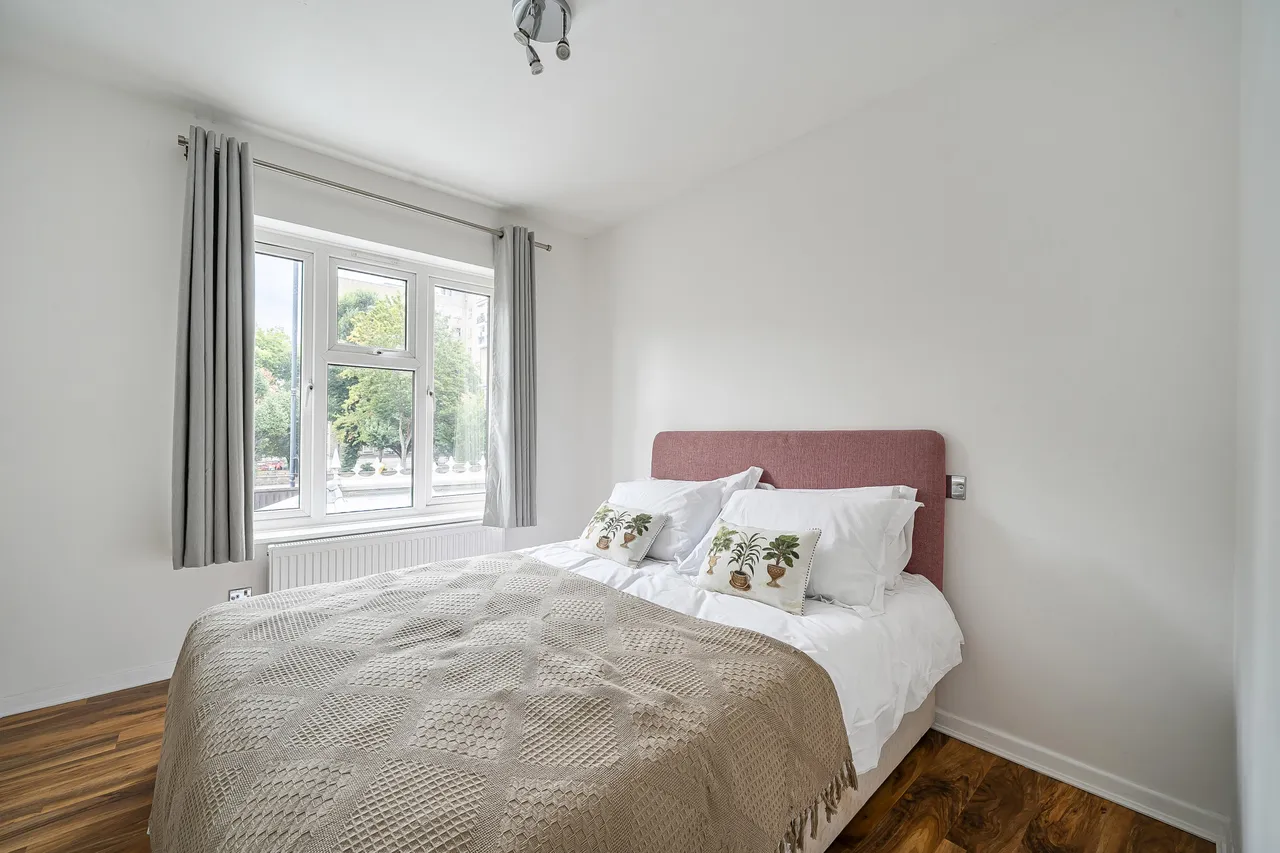 17 Middle Field, London, photo 7