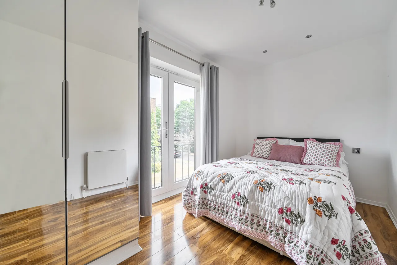 17 Middle Field, London, photo 6