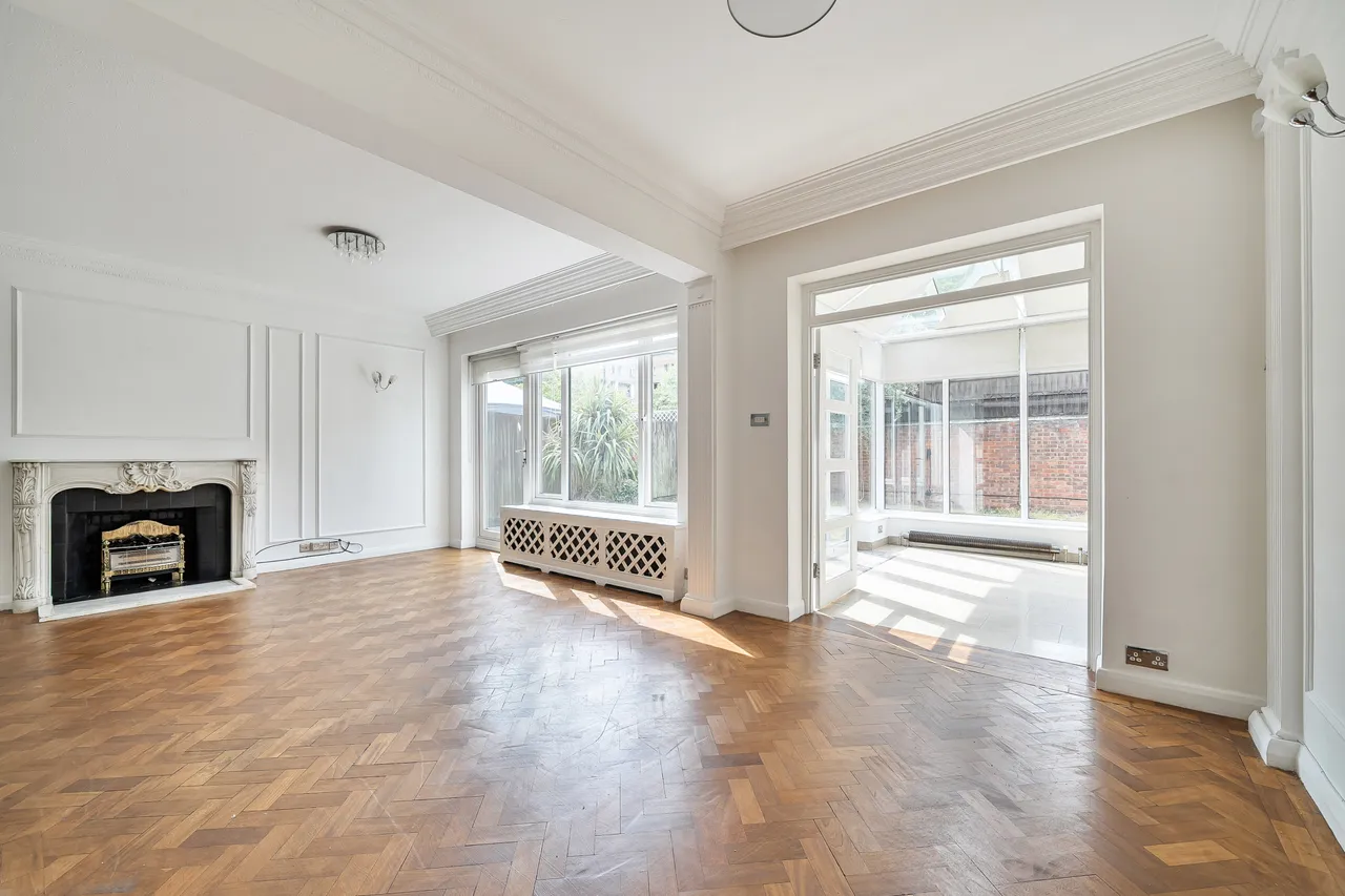 17 Middle Field, London, photo 11