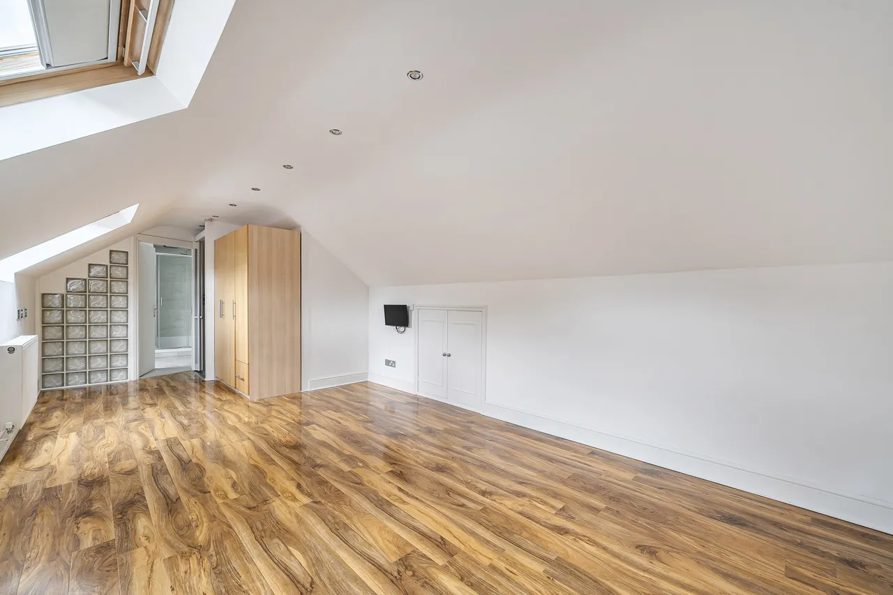 17 Middle Field, London, photo 8
