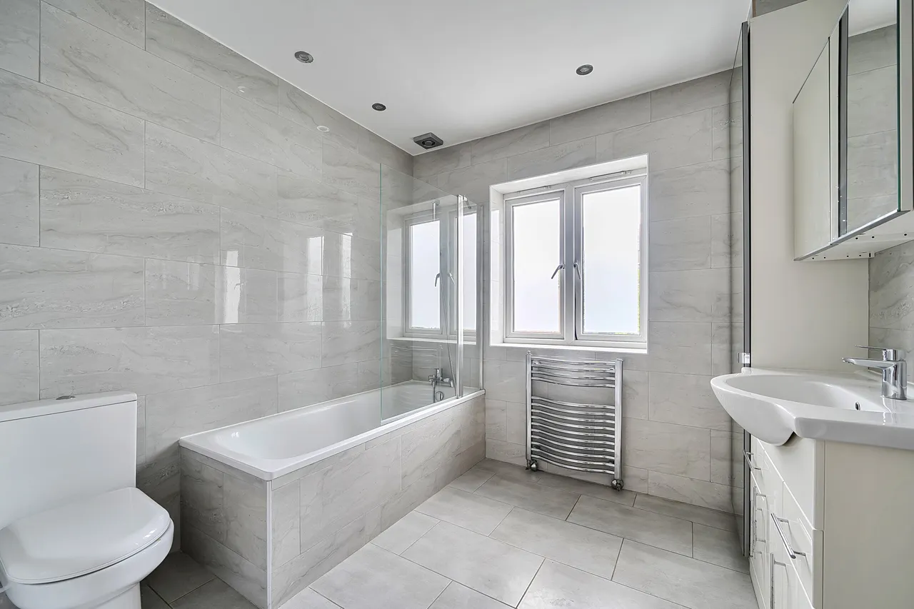 17 Middle Field, London, photo 9
