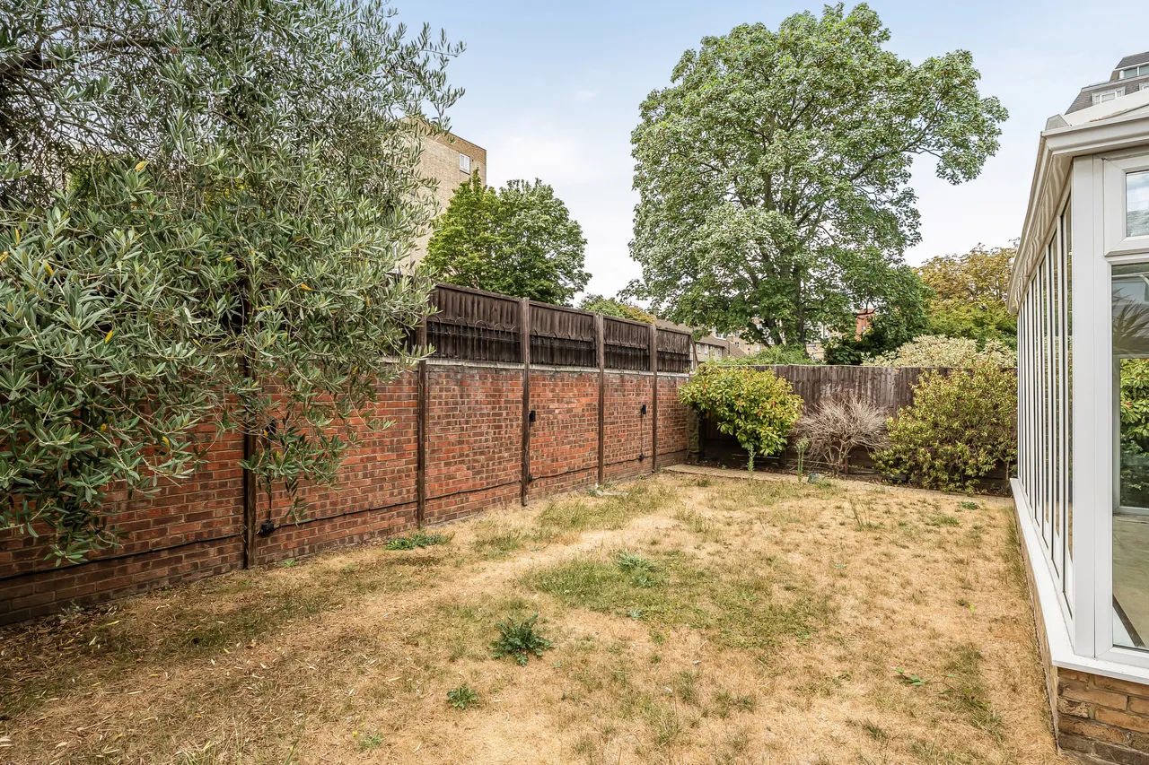 17 Middle Field, London, photo 10