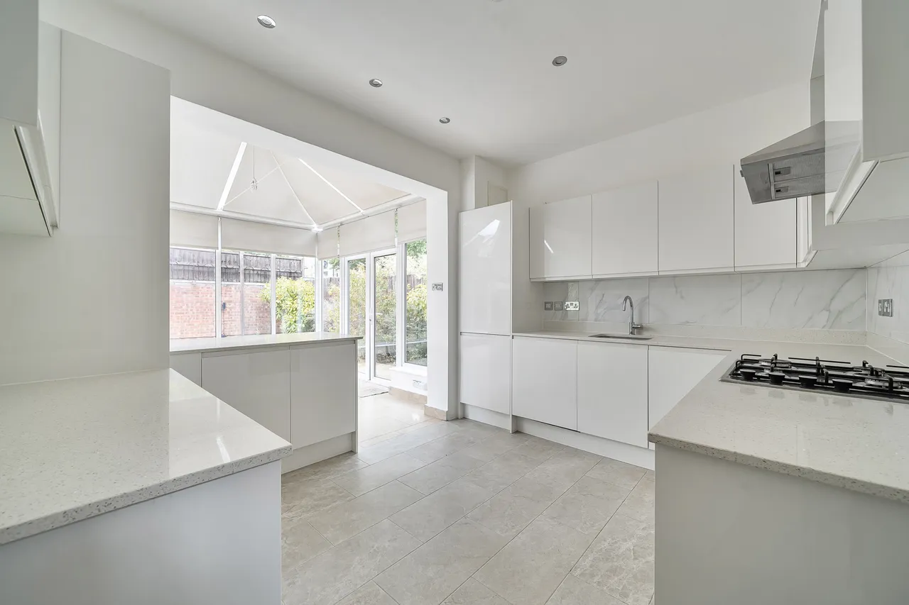 17 Middle Field, London, photo 3