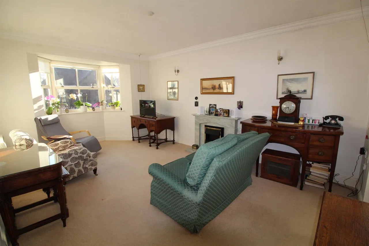 The Lodge, Englefield Green, Surrey, TW20 0DN, photo 2