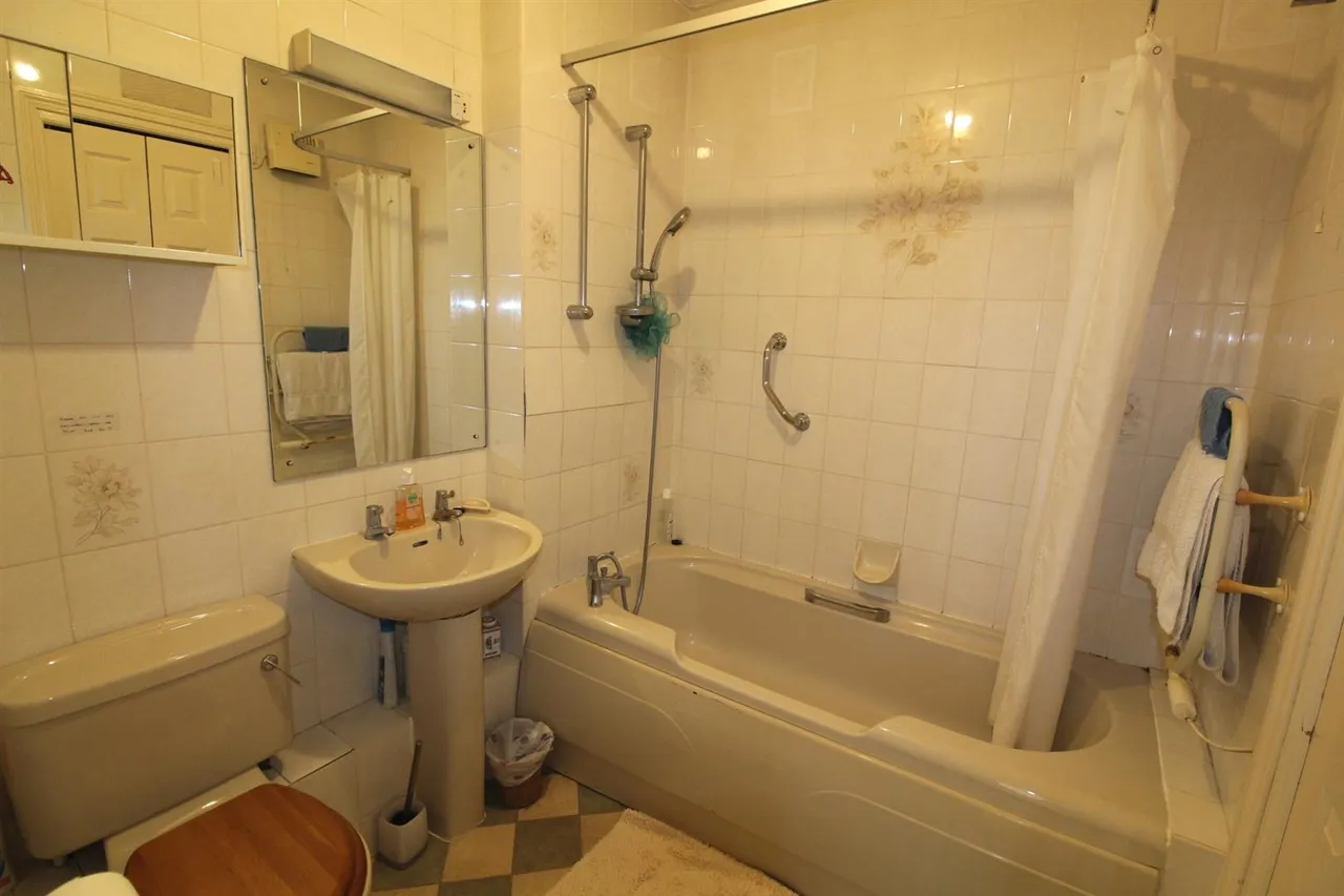 The Lodge, Englefield Green, Surrey, TW20 0DN, photo 11