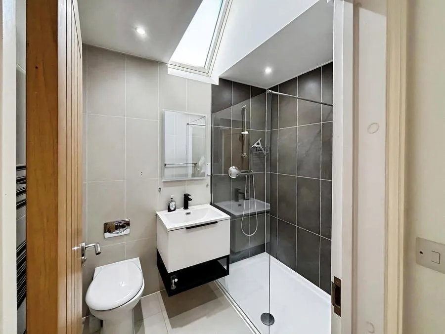 Alexander Close, Finchampstead, RG40, photo 15