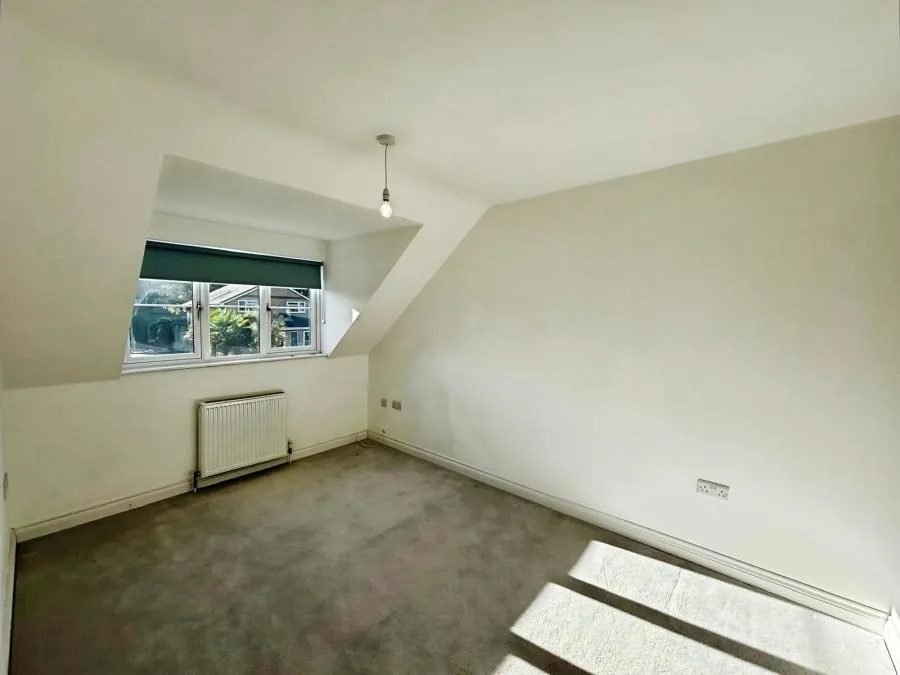 Alexander Close, Finchampstead, RG40, photo 16