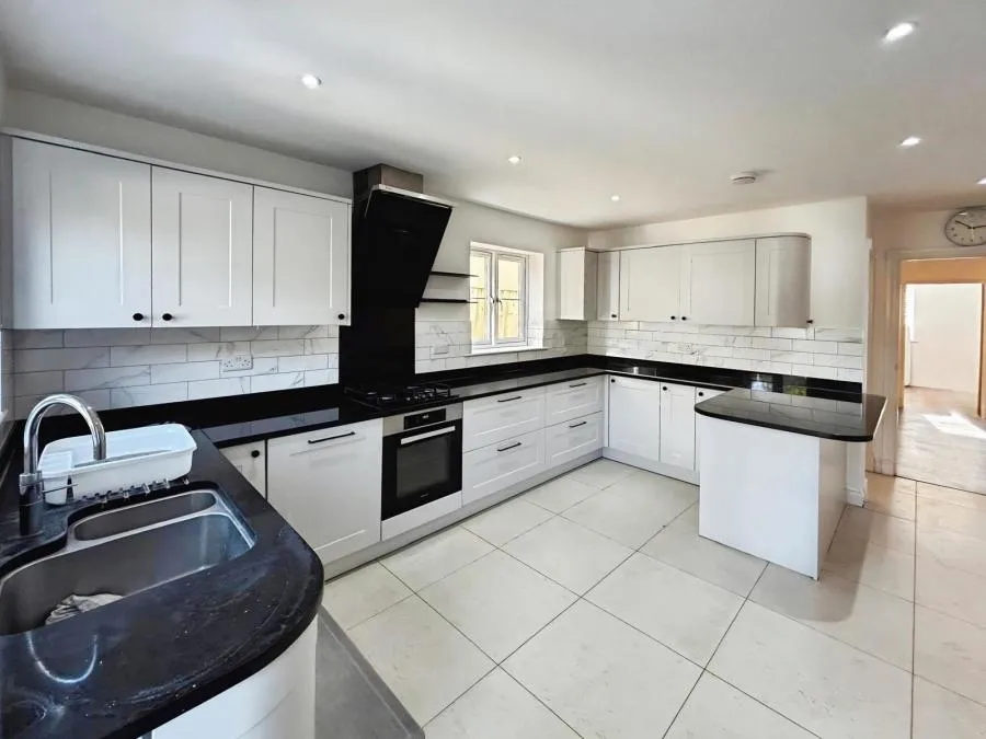 Alexander Close, Finchampstead, RG40, photo 3