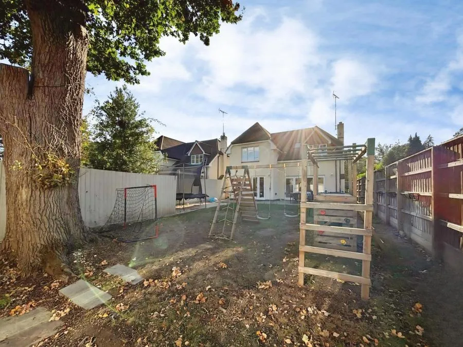 Alexander Close, Finchampstead, RG40, photo 2