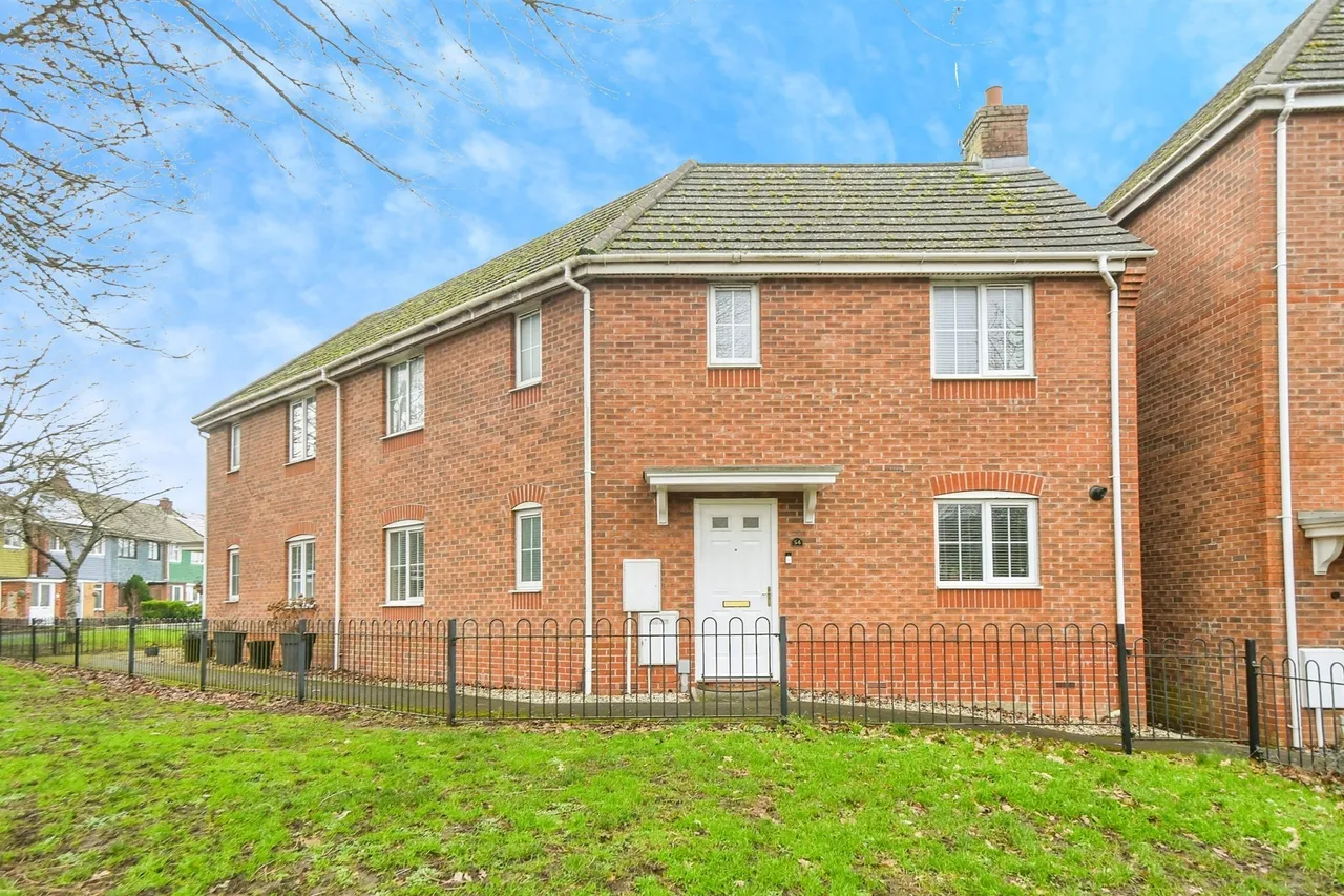 3 bed house for sale — Endeavour Road, Swindon