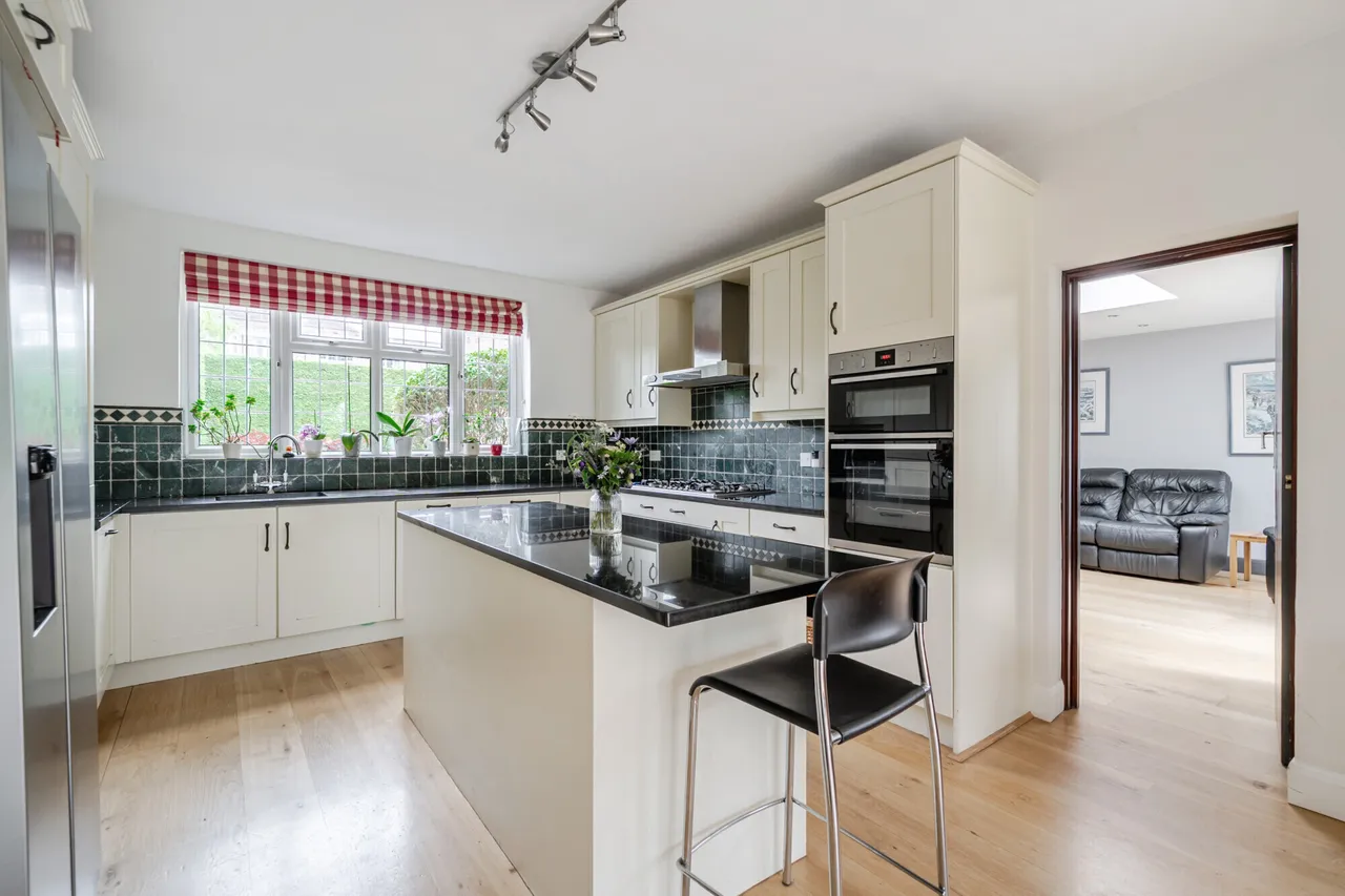 Ember Lane, Esher, KT10, photo 4