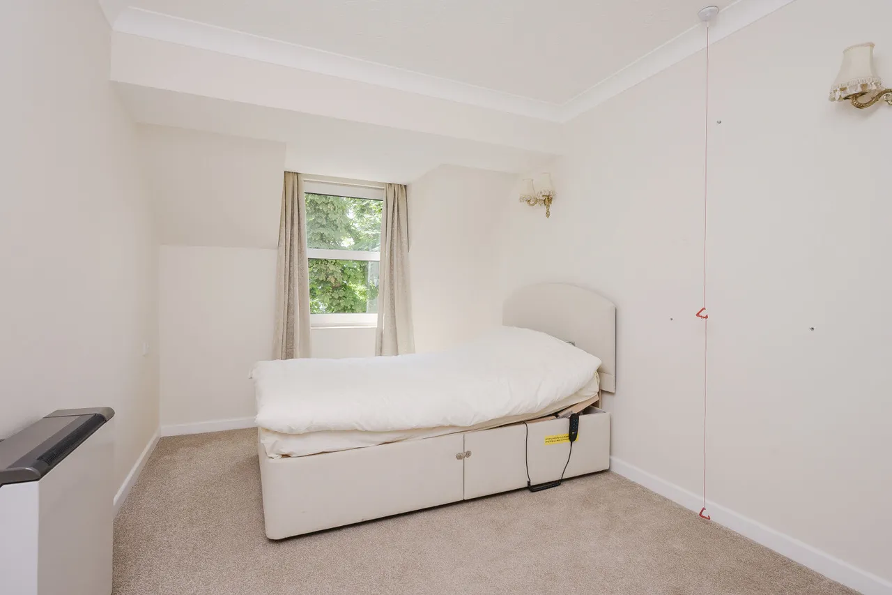 Queens Road, London, SW19, photo 3