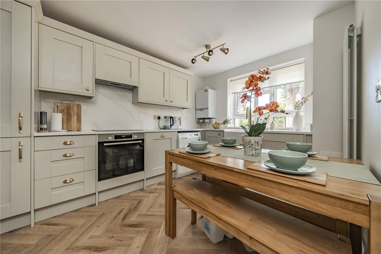 2 bed flat for sale, Gap Road, London