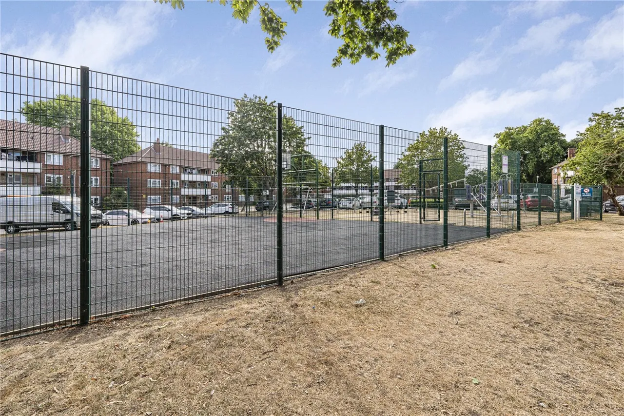 Gap Road, London, photo 11