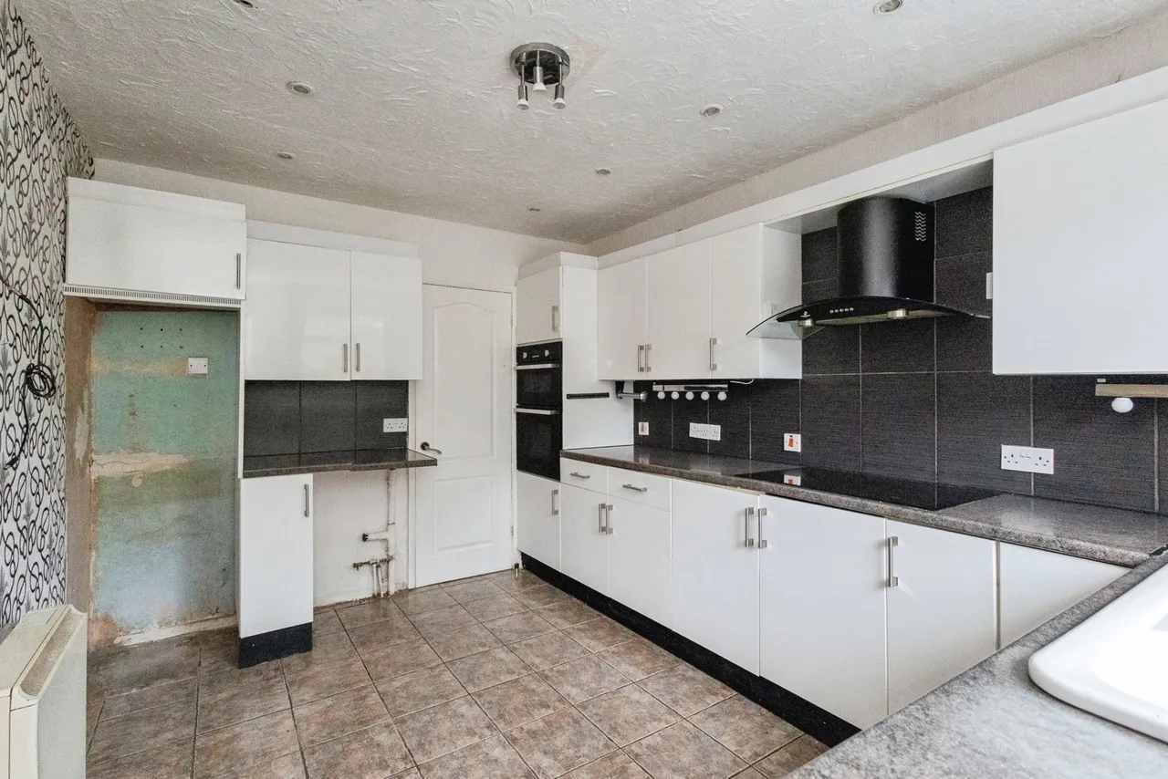 Everest Road, Hyde, SK14, photo 31