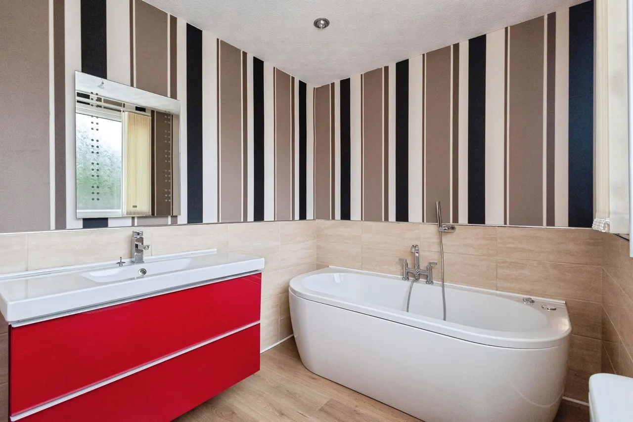 Everest Road, Hyde, SK14, photo 17