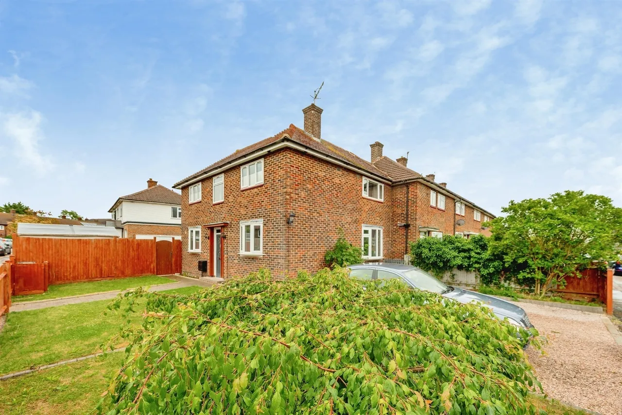 3 bed house for sale — Radstock Way, Merstham, Redhill
