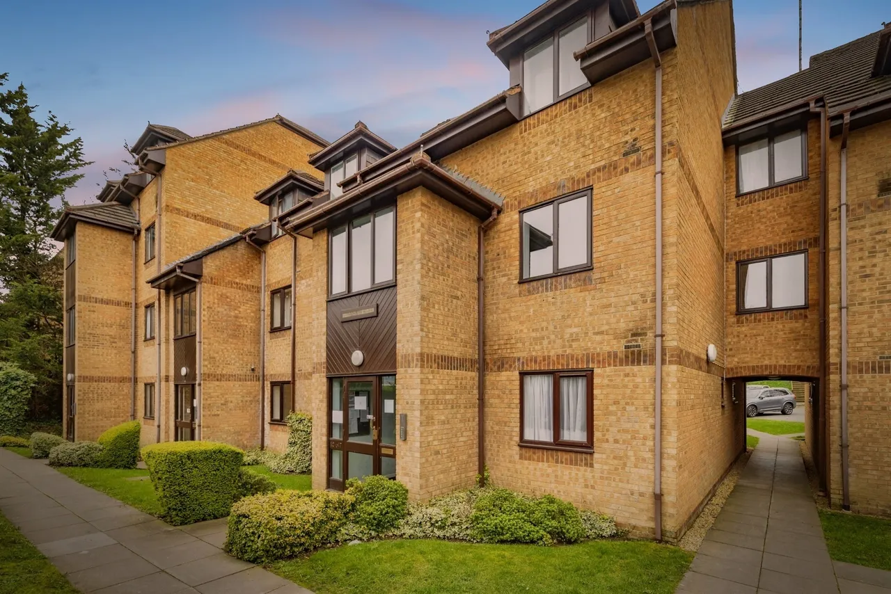 2 bed flat for sale — Rickmansworth Road, Watford