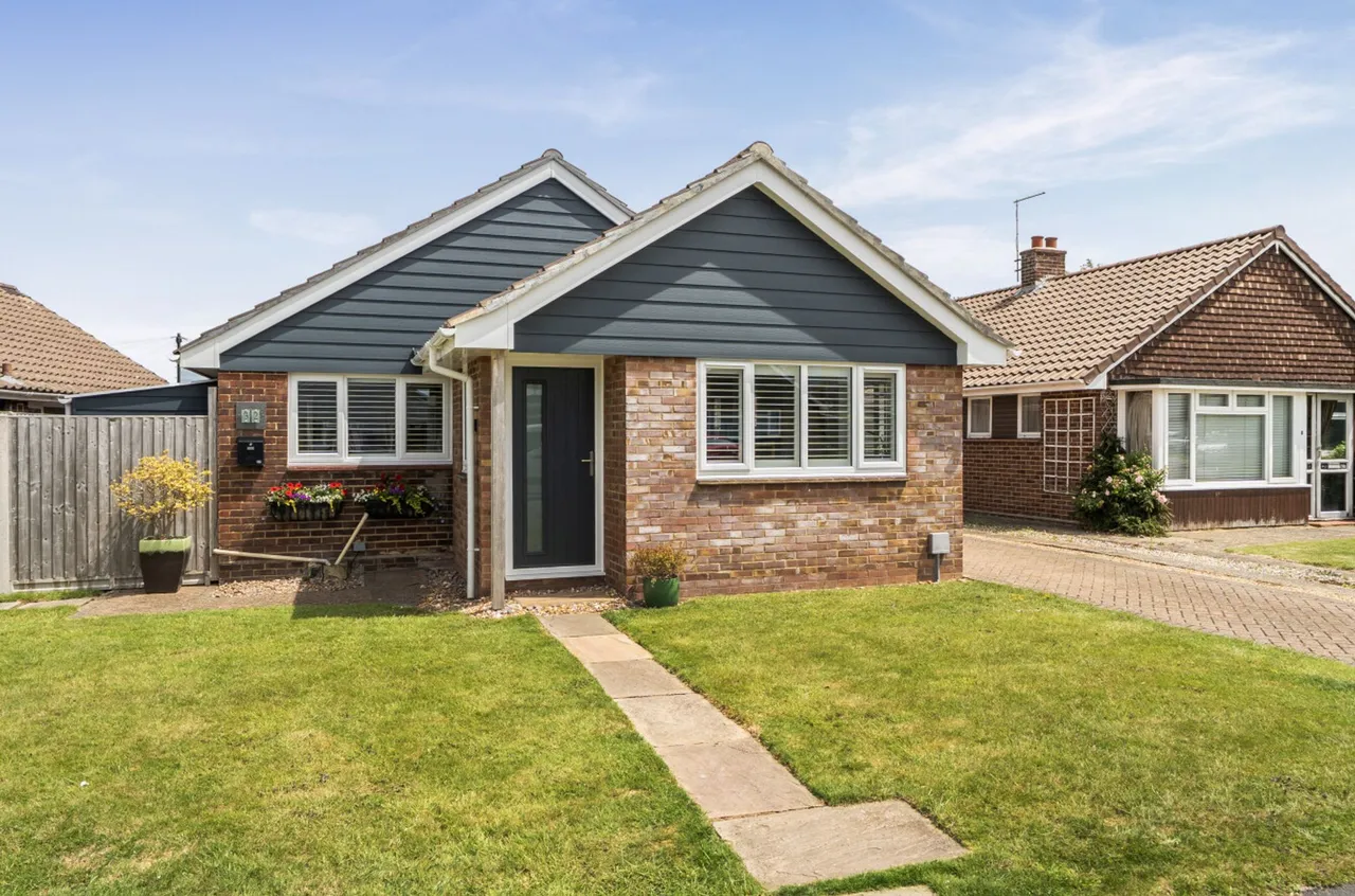 3 bed property for sale, Wroxham Way, Felpham, PO22