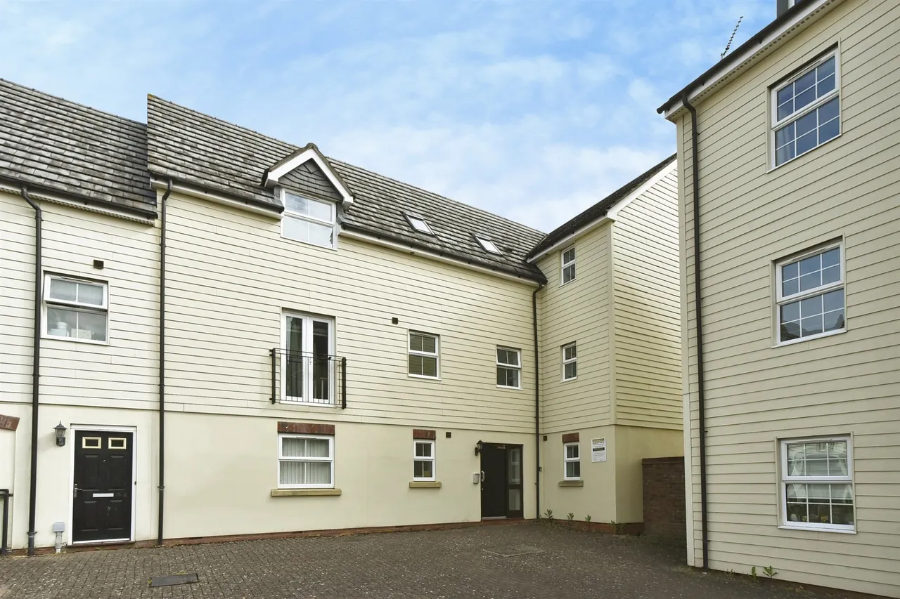 2 bed flat for sale — Mazurek Way, Swindon