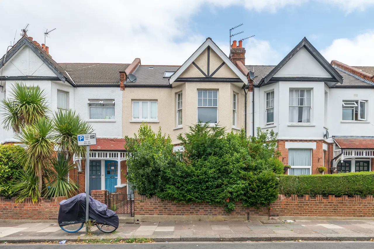 3 bed flat for sale — 117a Ivy Road, London