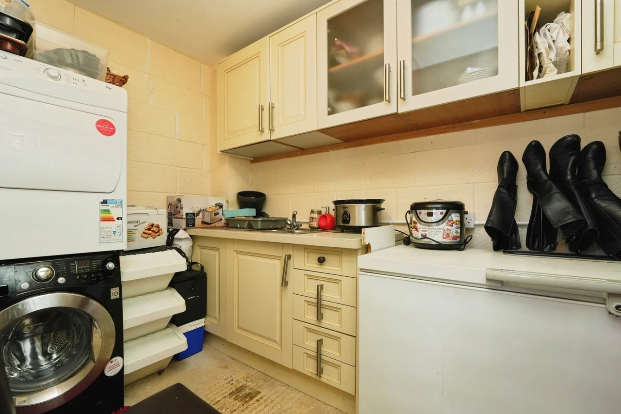 Barnpear Court, Tuffley, Gloucester, Gloucestershire, GL4, photo 5