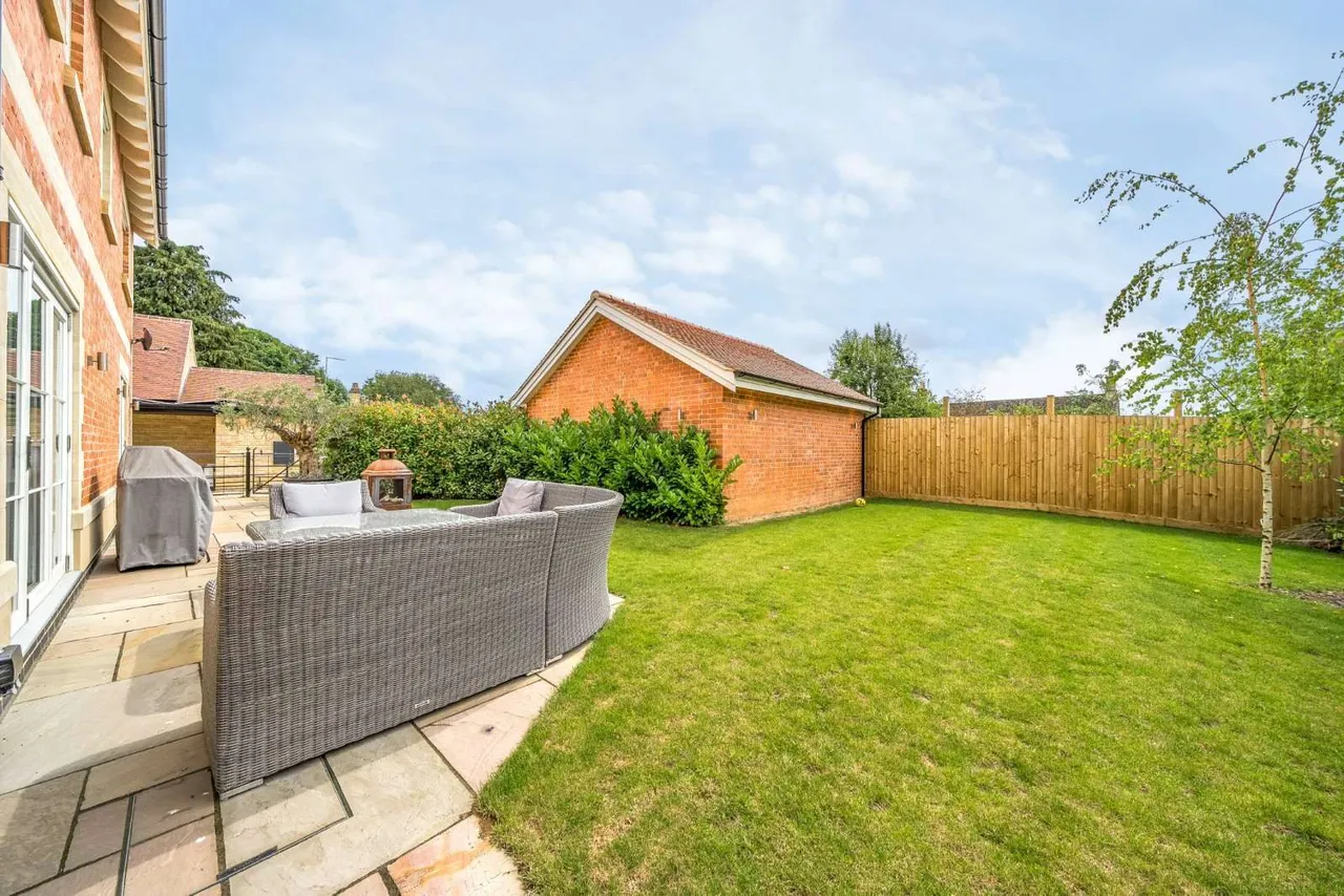 Main Street, Empingham, Oakham, Rutland, LE15 8PR, photo 2
