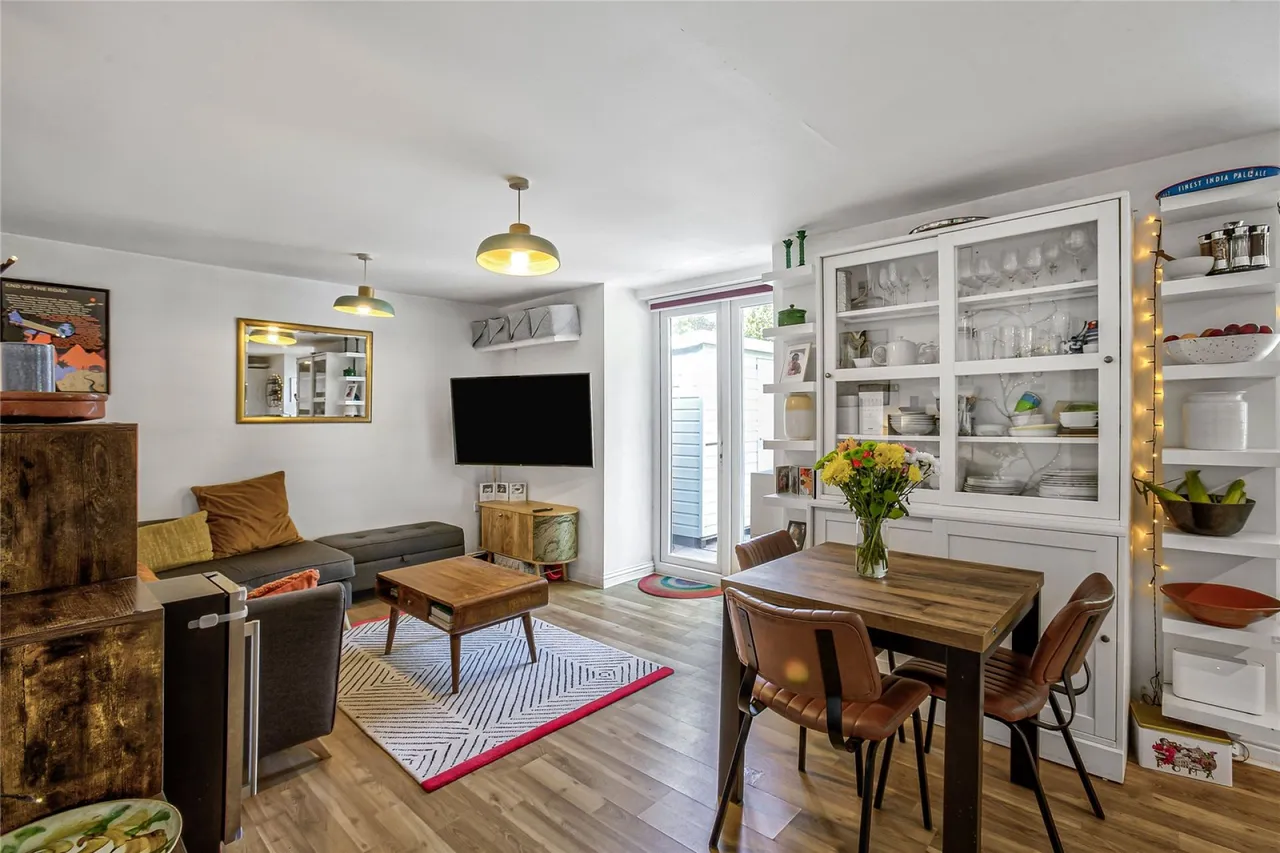 3 bed property for sale — Mitcham Lane, Furzedown