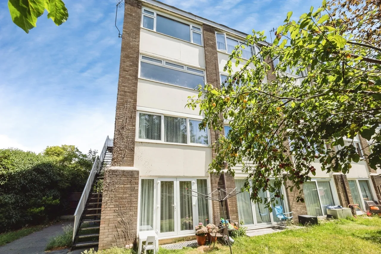 2 bed flat for sale — Wood Lane, Hornchurch, RM12