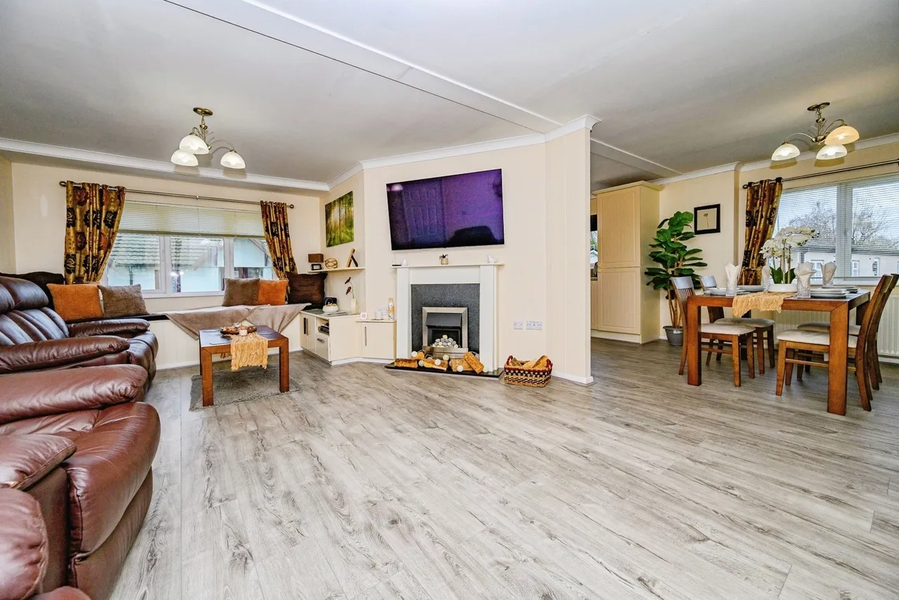 Collins Wood, Residential Park, Caddington, Luton, LU1, photo 5