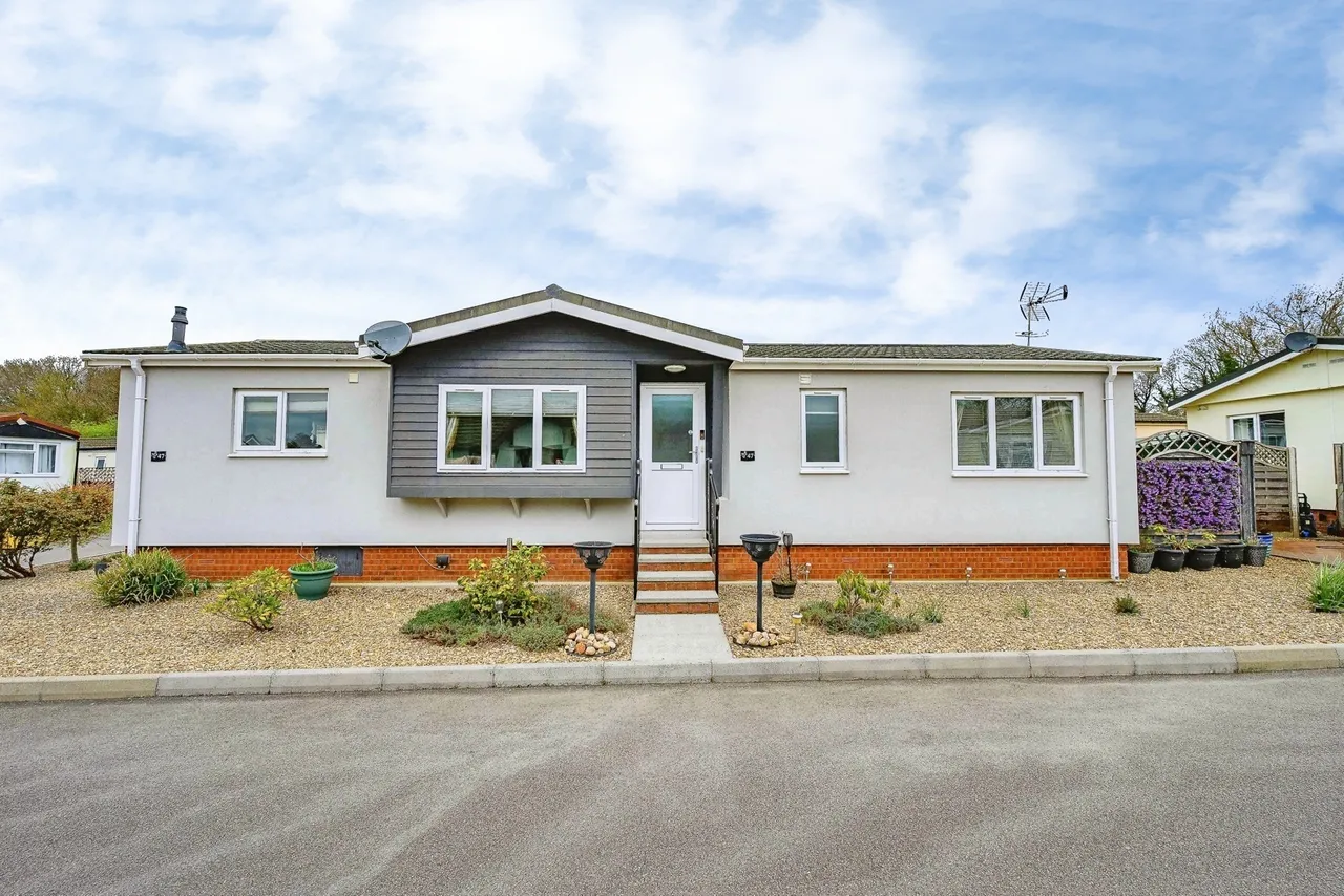 2 bed mobile home for sale — Collins Wood, Residential Park, Caddington, Luton, LU1