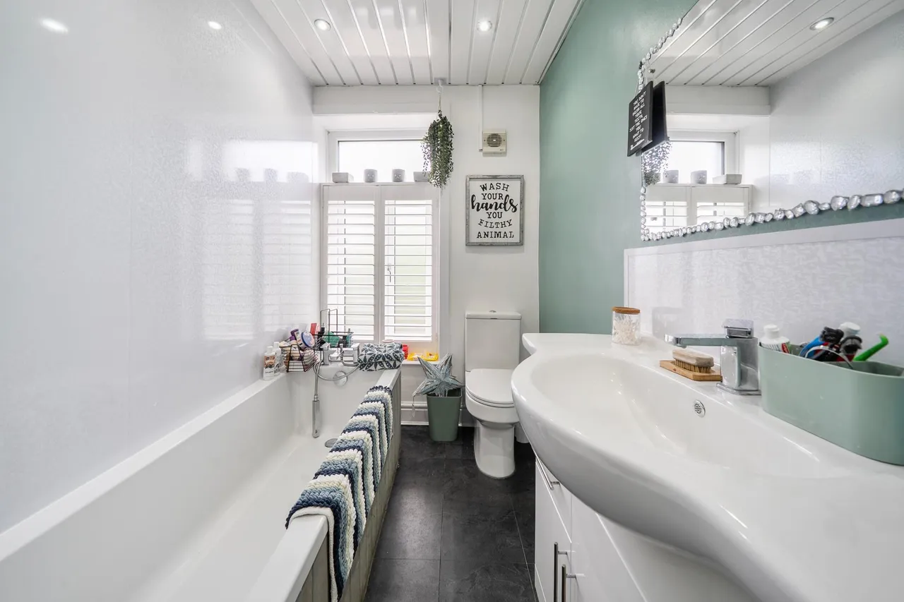 Turton Road, Bradshaw, BL2, photo 14