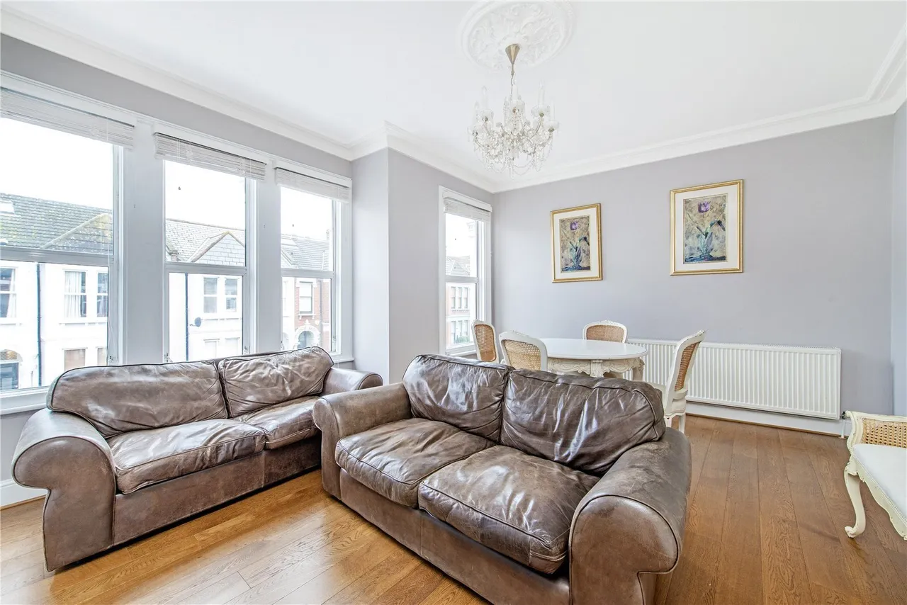 3 bed flat to rent, Edgeley Road, Clapham, SW4