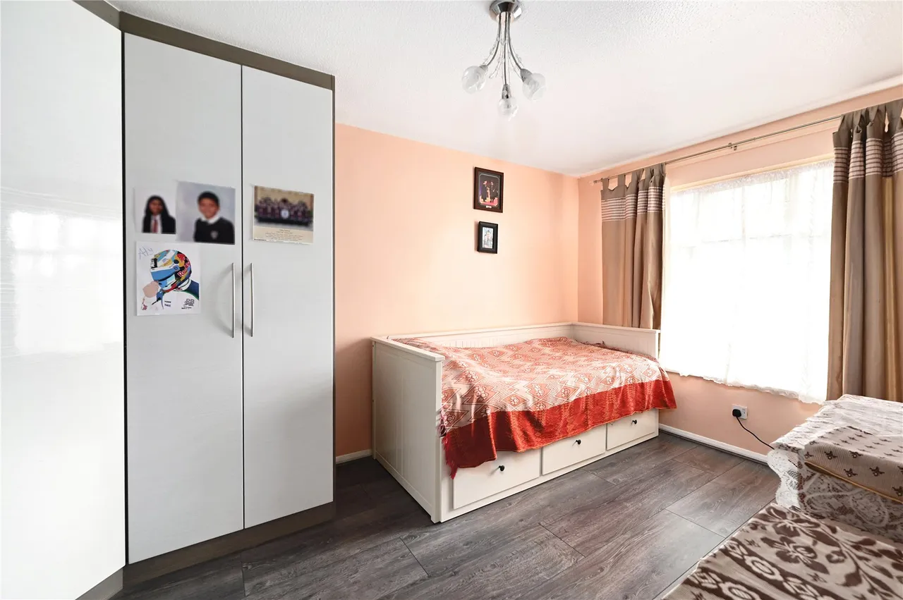 Abbot Close, Laleham, TW18, photo 9