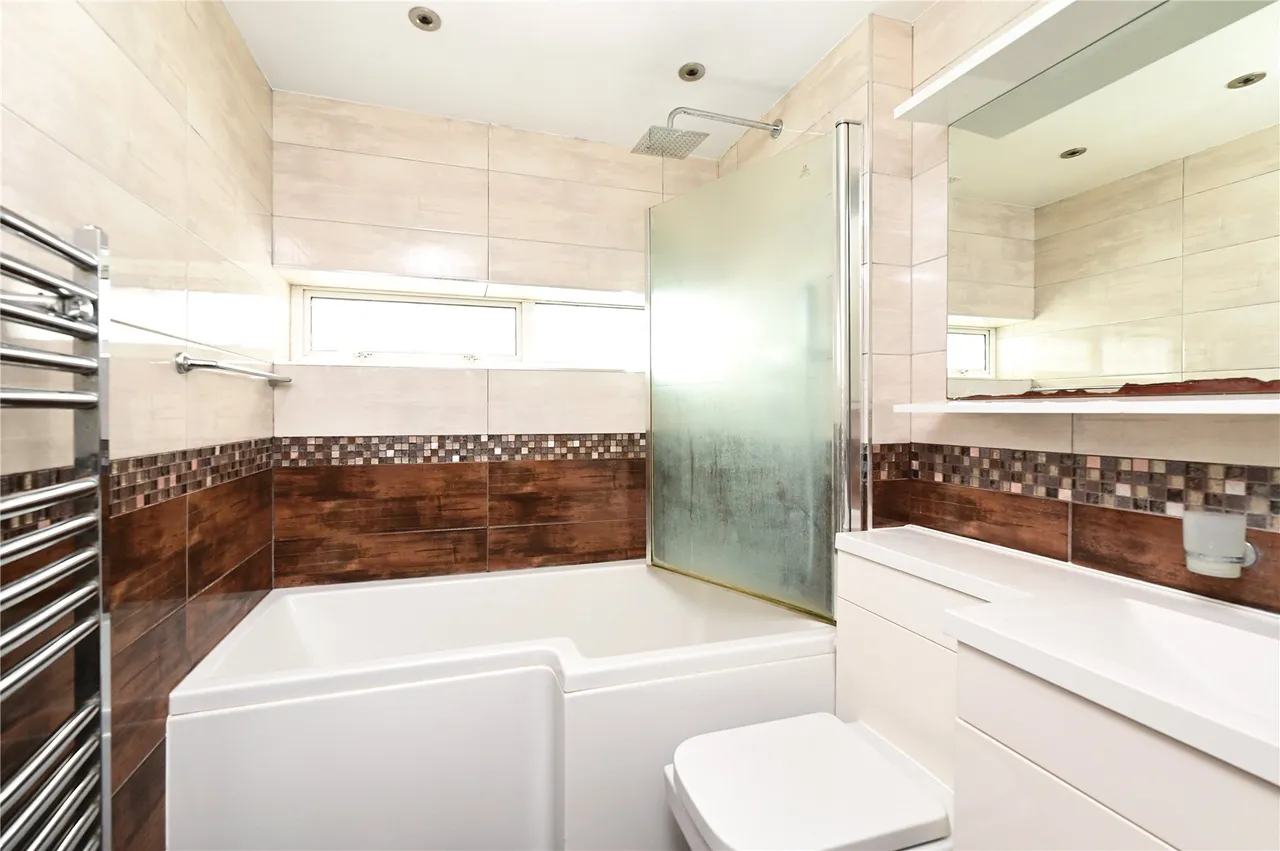 Abbot Close, Laleham, TW18, photo 5