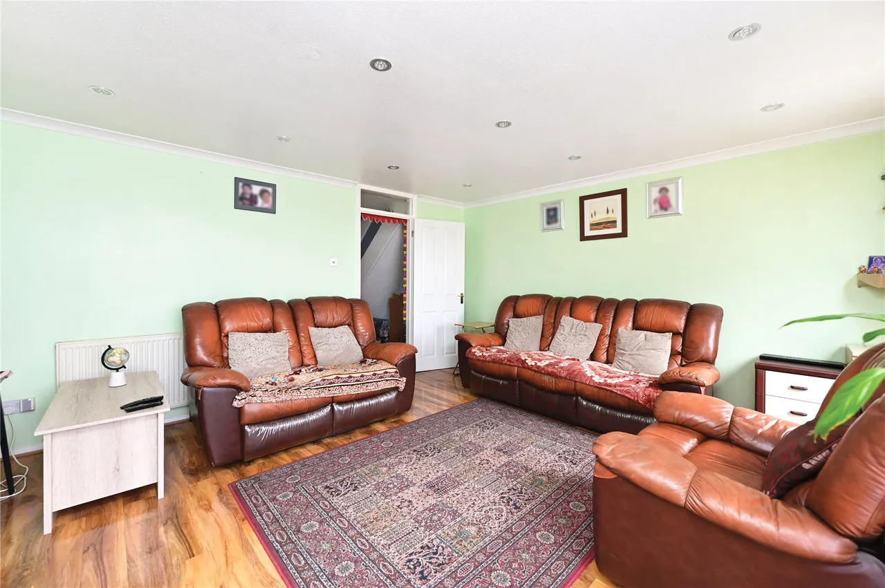 Abbot Close, Laleham, TW18, photo 6