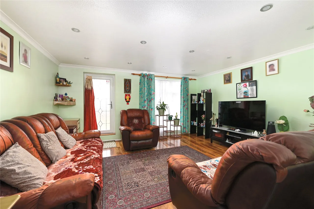 Abbot Close, Laleham, TW18, photo 4