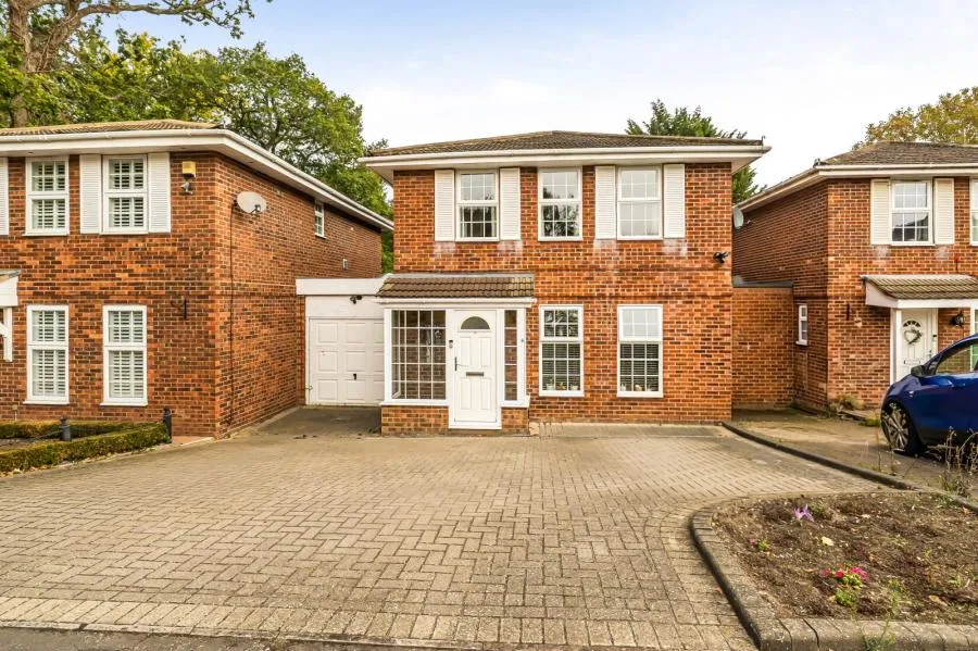 4 bed house for sale, Lovells Close, Lightwater, GU18