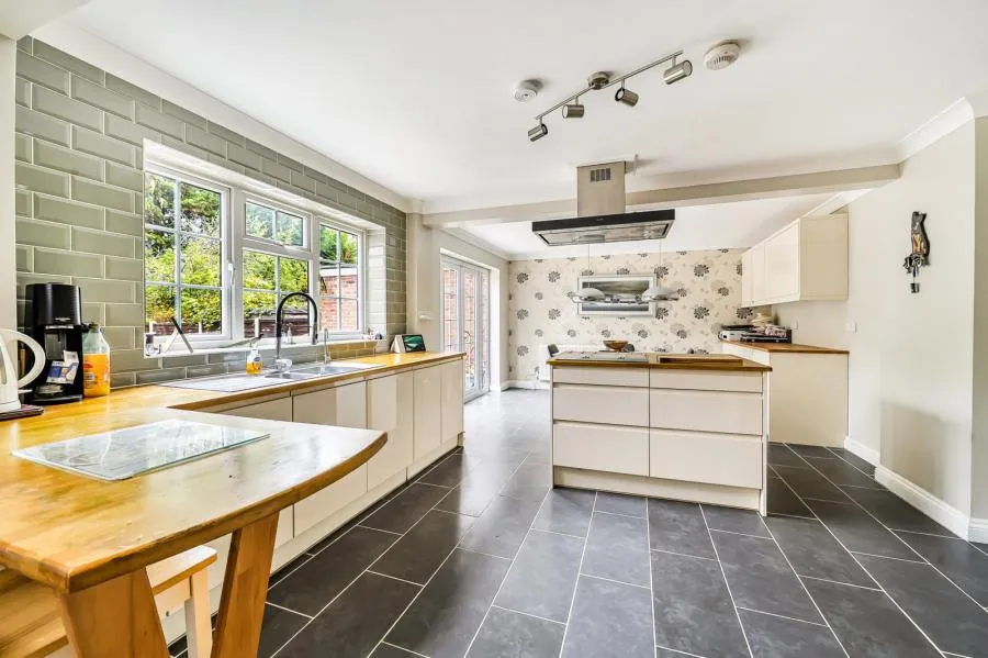Lovells Close, Lightwater, GU18, photo 5