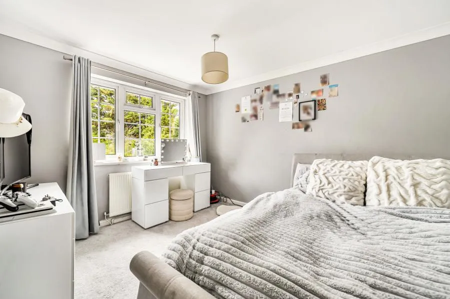 Lovells Close, Lightwater, GU18, photo 13