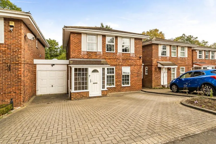 Lovells Close, Lightwater, GU18, photo 21