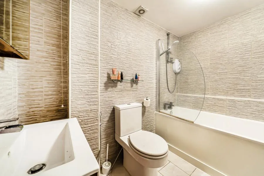 Lovells Close, Lightwater, GU18, photo 16