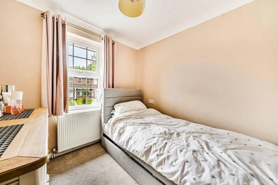 Lovells Close, Lightwater, GU18, photo 14