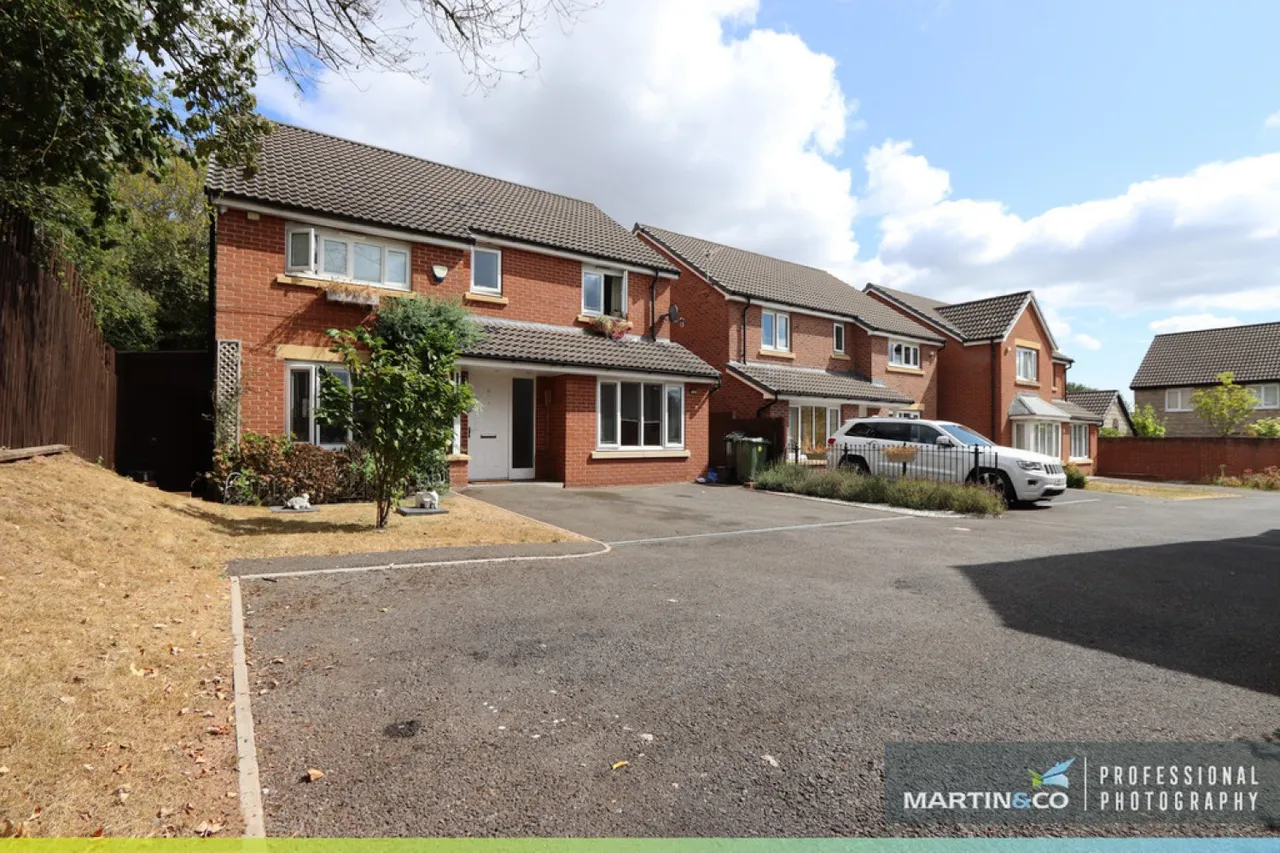 4 bed house for sale — George Crescent, St Edeyrns