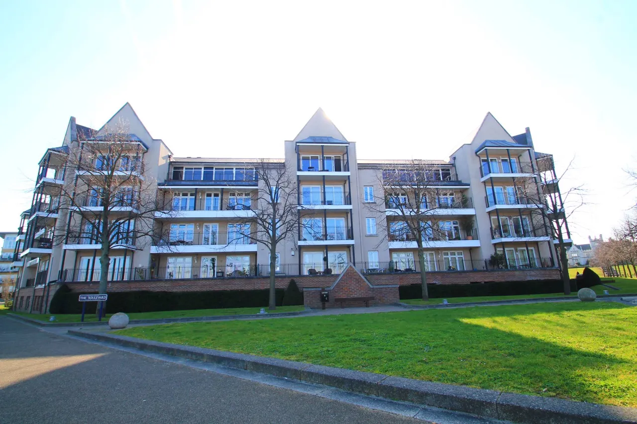 2 bed flat for sale — The Boulevard, Ingress Park, Greenhithe