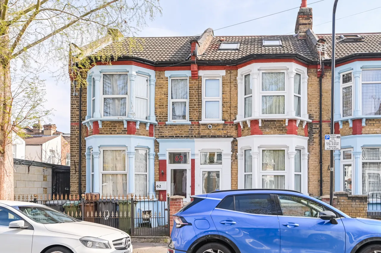 3 bed house for sale — 62 Salcombe Road, London