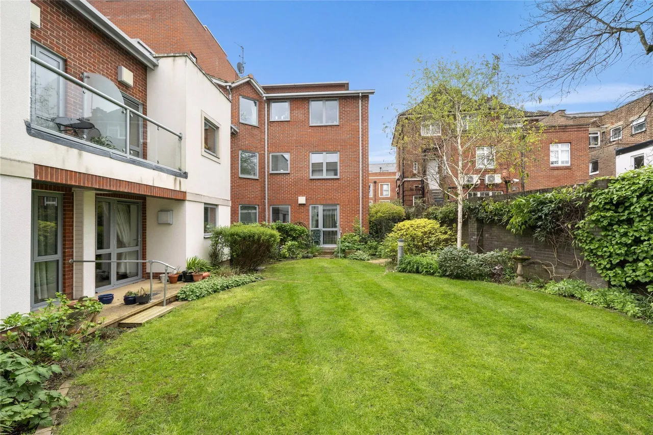 Oatlands Avenue, Weybridge, KT13, photo 10
