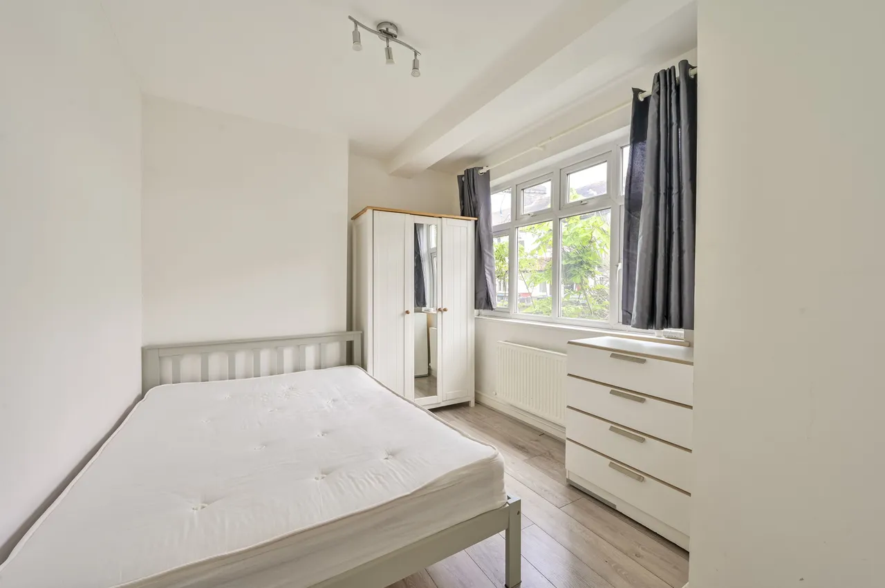 69 Kimble Road, London, photo 7